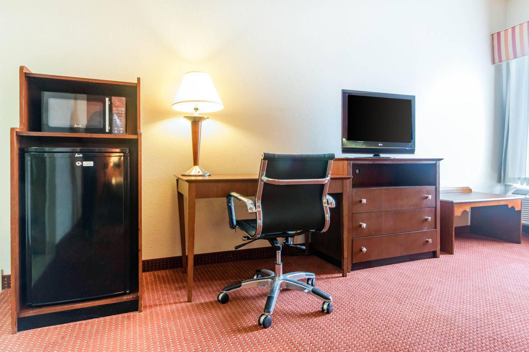 Quality Inn & Suites Lawrenceburg Exterior photo