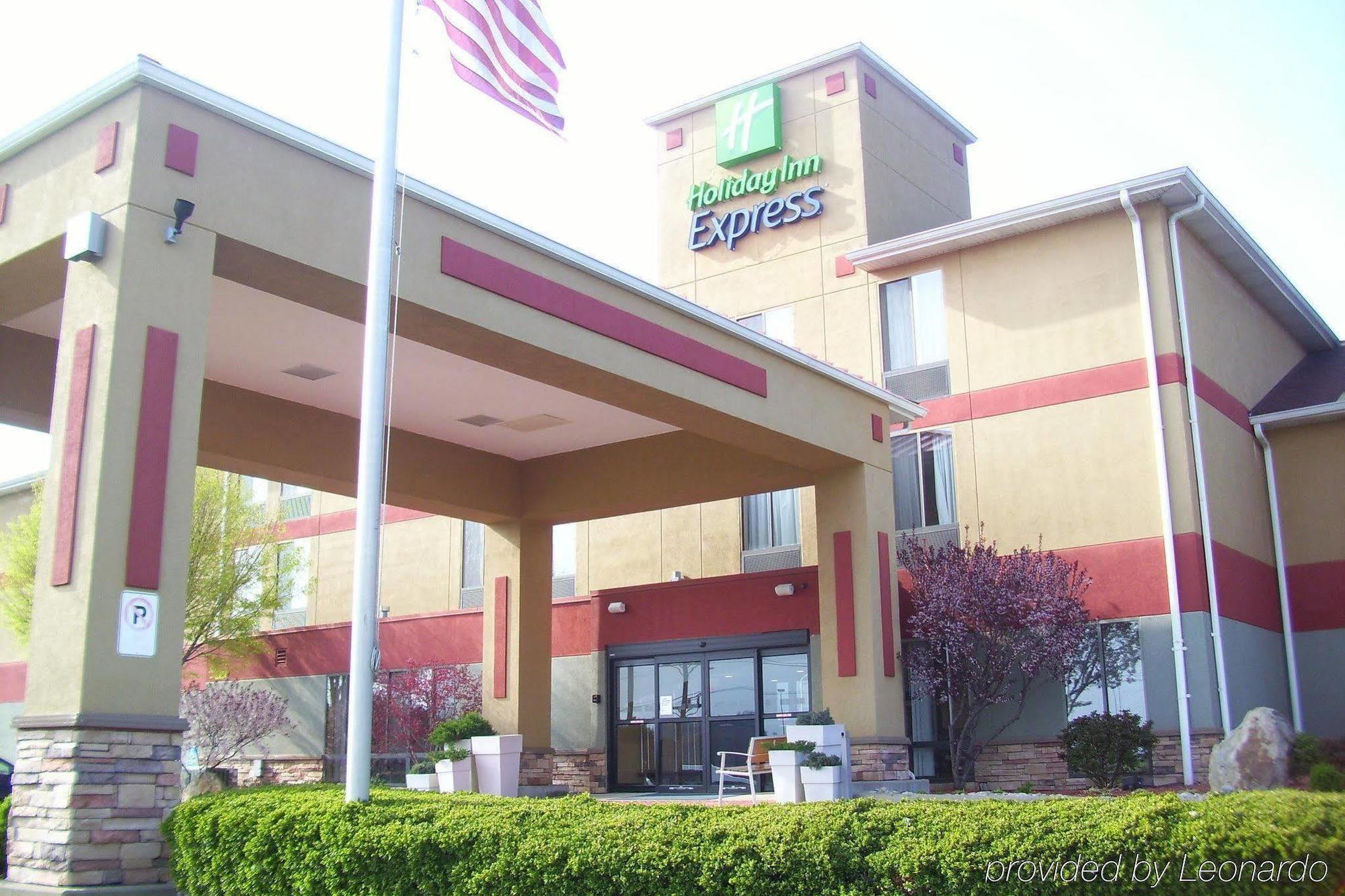 Quality Inn & Suites Lawrenceburg Exterior photo